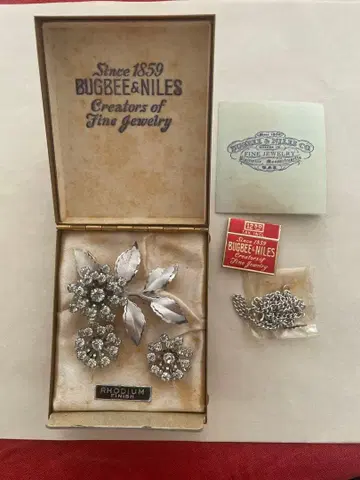 버그비 & 나일스 브로치 귀찌 세트