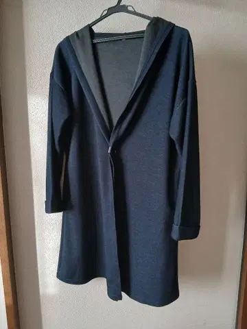 후드 부착 다크 블루 롱 코트