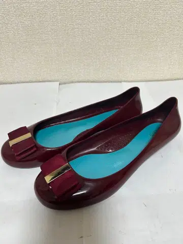 OKA 버건디 리본 포함 플랫슈즈