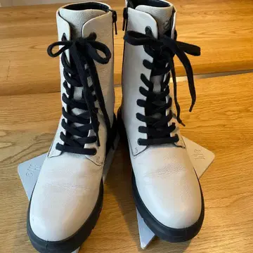 화이트 가죽 하이컷 부츠