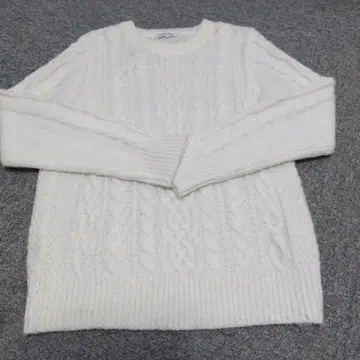 화이트 케이블 니트 긴팔 스웨터