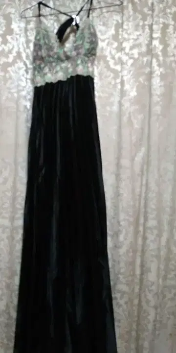 자수 장식 블랙 롱 드레스