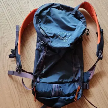 OSPREY mutant 22 백팩 네이비 x 오렌지