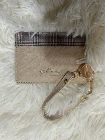 베이지 체크 무늬 카드 케이스