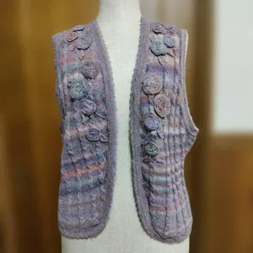 [ 장밋빛 인생 ] 꽃 모티브 장식 퍼플 니트 베스트