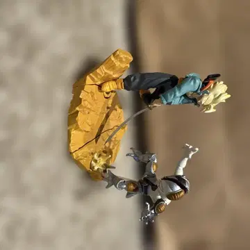 드래곤볼 트랭크스와 프리저 피규어