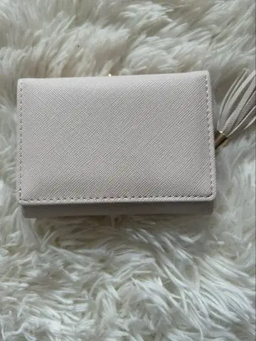 베이지 3단 폴더형 지갑 합성 피혁 태슬 포함