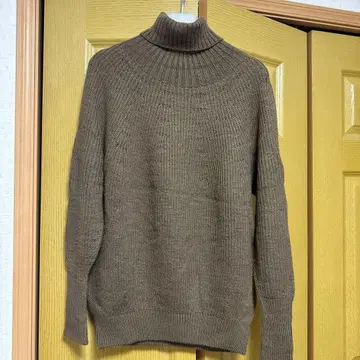 허그아워 터틀넥 니트 스웨터 (브라운)