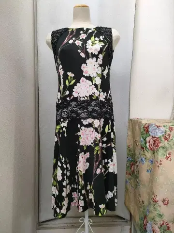 슈퍼 뷰티 블랙 비쥬 꽃무늬 원피스