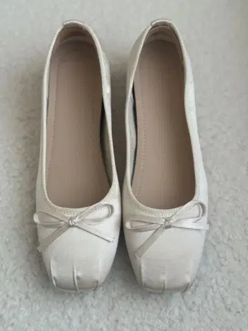 아이보리 리본 포함 발레 슈즈