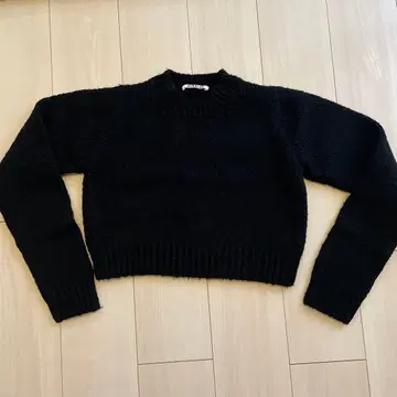 AURALEE 블랙 크롭 스웨터