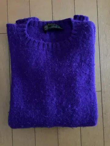 Lawrence J. Smith 보라색 크루넥 스웨터