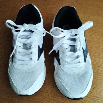 24.0 미즈노 러닝화 화이트 네이비 컬러 통학 체육 실내화