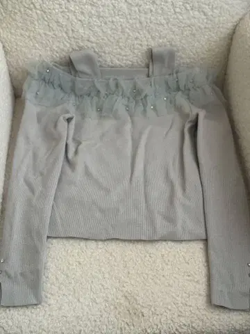 프릴이 달린 그레이 긴팔 니트