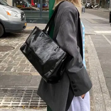누구 훅 스퀘어 블랙 숄더 백
