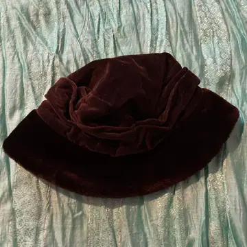 다크 브라운 벨벳 플랩 햇