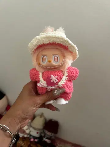 핑크 모자와 오팔 의류 포함