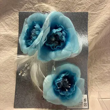 스카이블루 깃털과 꽃 모티브 머리 장식