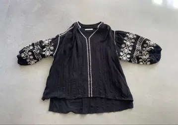 누키테파 자수 장식 블랙 컬러 튜닉