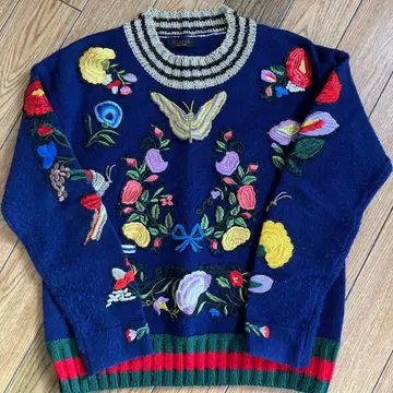 구제 의류 자수 와펜 네이비 스웨터 나비 꽃 새