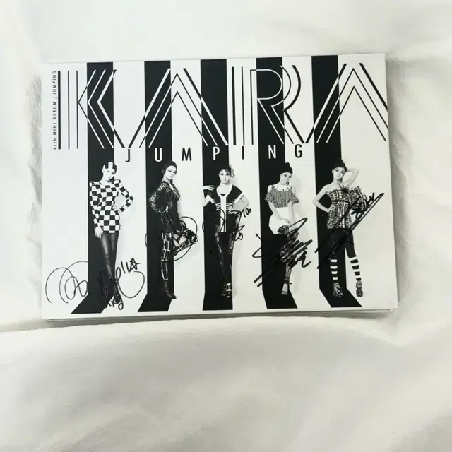 카라 친필사인 앨범 판매