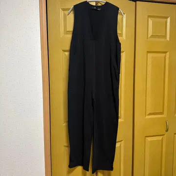 허그아워 블랙 V넥 살로펫 슬리브리스