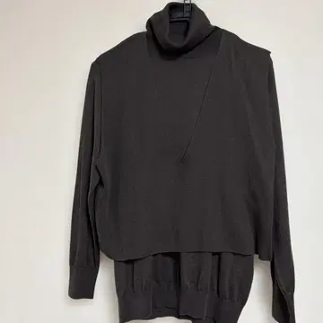 다크 브라운 터틀넥과 베스트의 앙상블