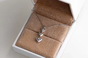 3연 하트형 다이아몬드 목걸이 WG