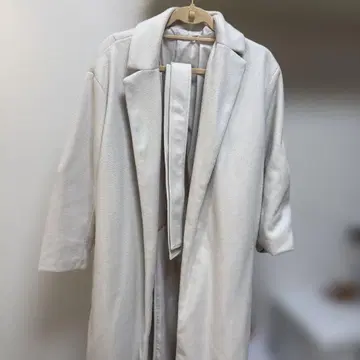 화이트 롱 코트