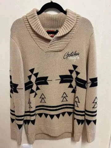 Gotcha 베이지 하이넥 니트