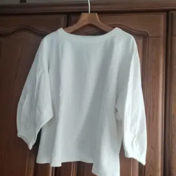 네스트로브 화이트 벌룬 소매 티셔츠