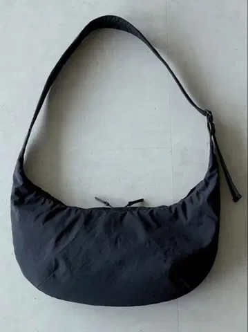 북유럽 생활 잡화점 [가볍고 제대로 수납되는] 문형 크로스 바디백 블랙