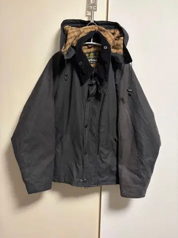 바버 x ROKU 로쿠의 별주 콜라보 오일드 자켓 트랜스포트