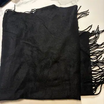 블랙 컬러 머플러