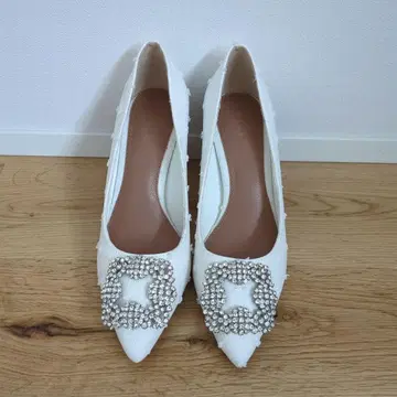 RANDA 비쥬 포함 화이트 펌프스 220