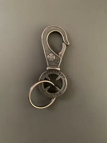 INDEPENDENT x Brixton 카라비너 키링