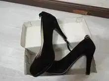 블랙 스웨이드 스트랩 하이힐