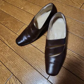 다크 브라운 가죽 스트랩 펌프스