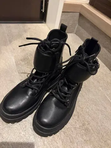 ZARA 블랙 숏 가죽 하이컷 부츠