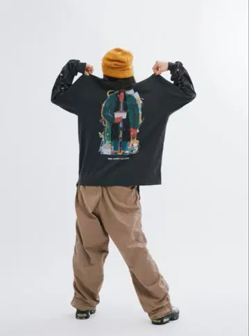 니트와 식객과 타카사키 롱 T 블랙 밀착자