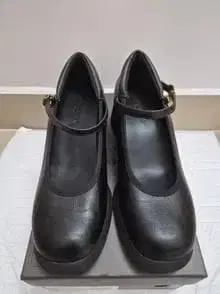 블랙 가죽 앵클 스트랩 부츠