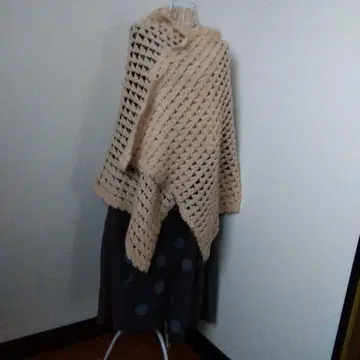 손뜨개질 크림색 크로셰 뜨개질 숄