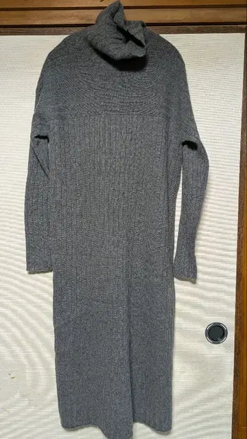 스픽앤스팬 백슬릿 니트 원피스 터틀넥