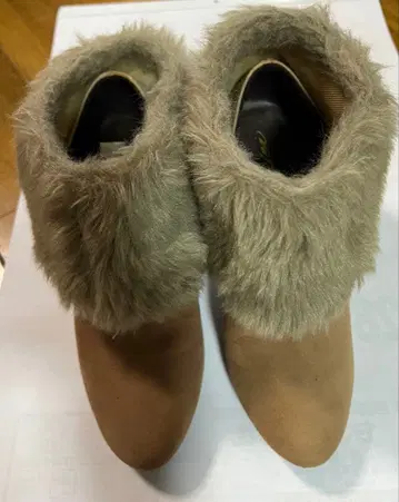 퍼 달린 베이지 스웨이드 부츠