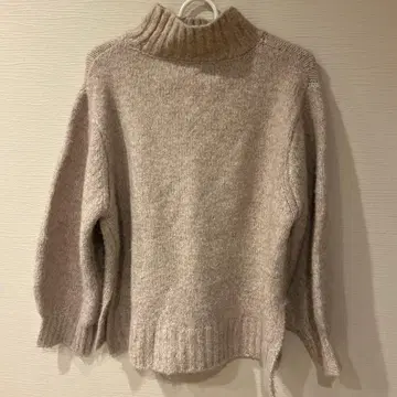 베이지 터틀넥 스웨터