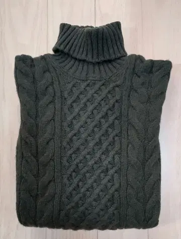 돌모어 다크 그린 케이블 짜임 터틀넥 스웨터