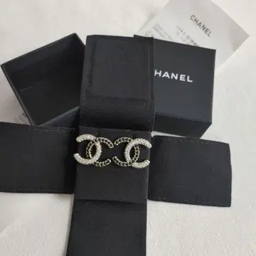 귀걸이 코코 마크 바이컬러 블랙 스톤 로고