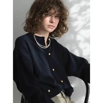 미사용 새상품 ebure 하이 게이지 캐시미어 버튼 달린 크루넥 가디건