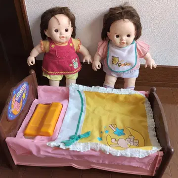 포포짱 인형 2체와 침대