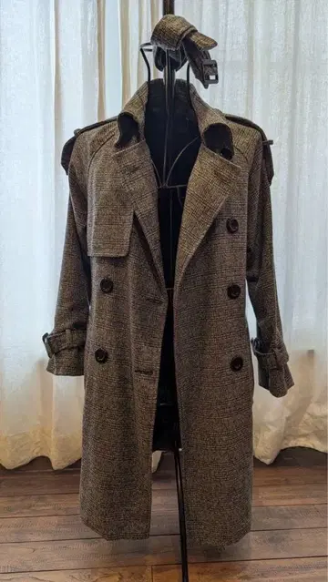 그레이 계열 체크 무늬 트렌치코트 더블 버튼